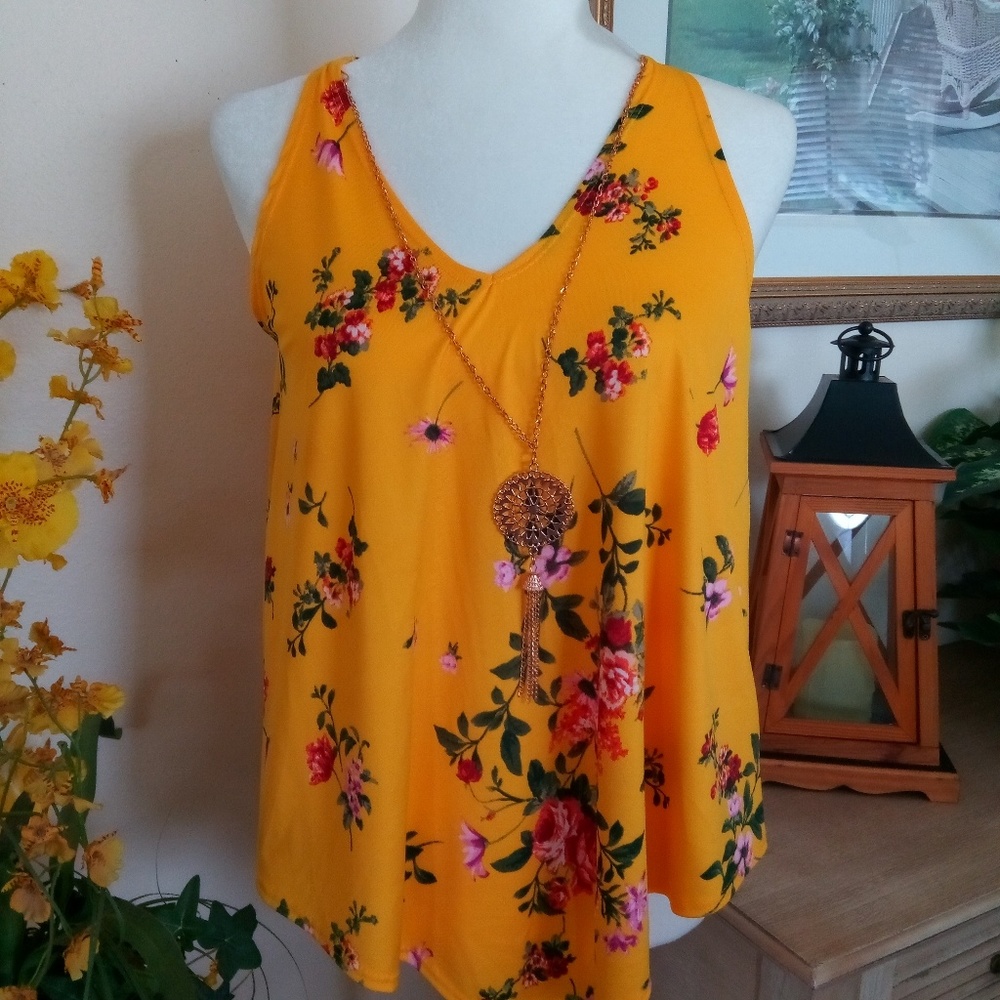 NWT First love/ floral top with necklace